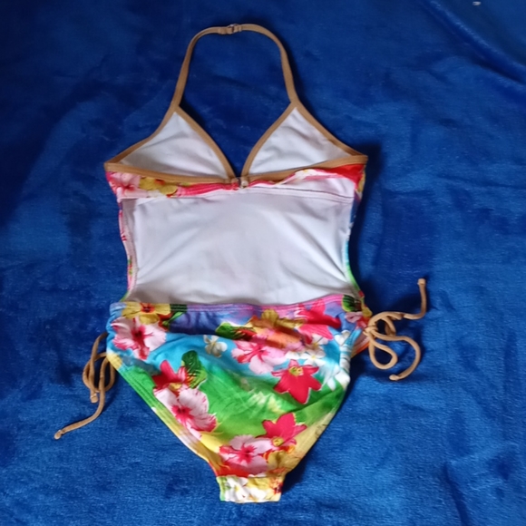 Swimsuit - Picture 2 of 4